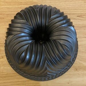 Nordic Ware Black Bavaria Bundt Pan 10 cup